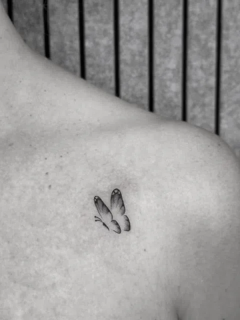 Zartes Schmetterling-Tattoo auf der Schulter — von Daryna Ink